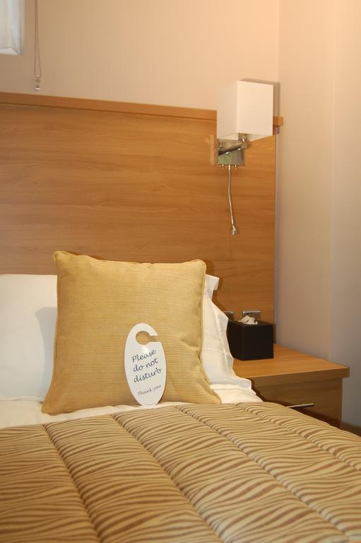 Five Mile Oxford Hotel Room photo